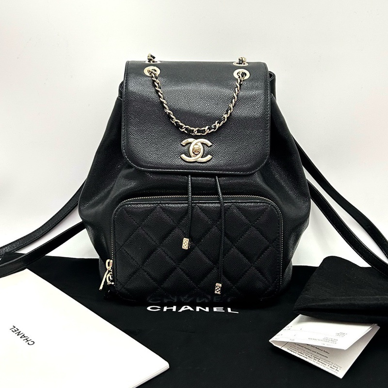 CHANEL 22B黑金荔枝牛皮後背包24*25*17 98新配件塵袋購證-1