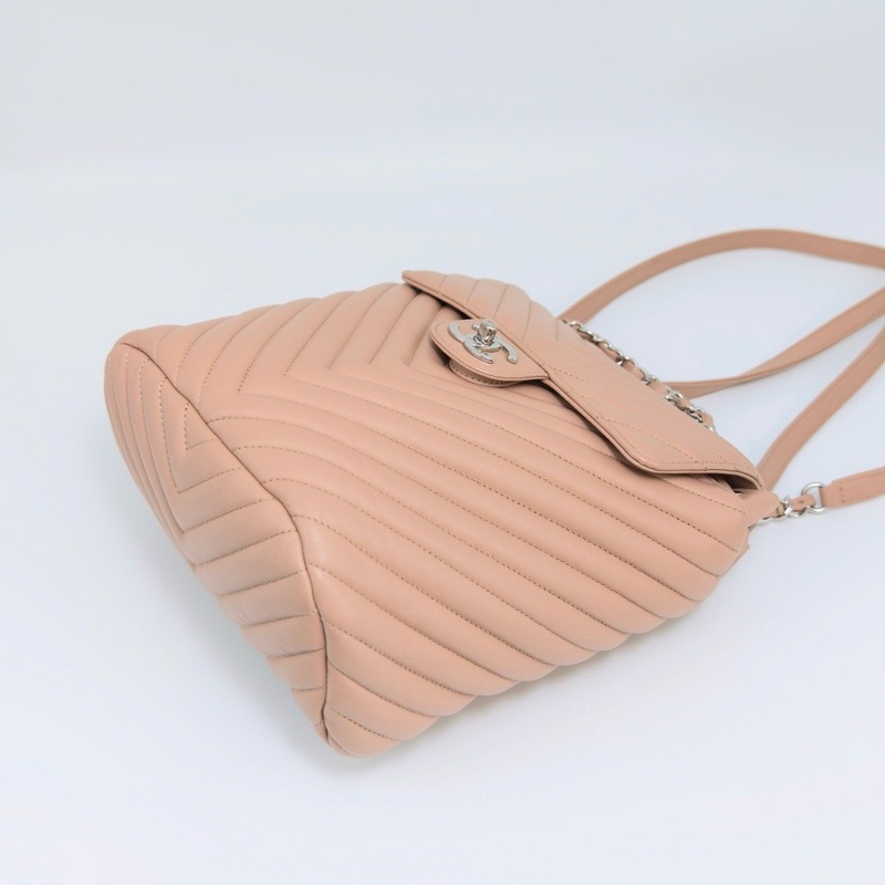 CHANEL 粉銀薩爾茨堡V紋後背包20*24*14 98新配件塵袋保卡-3