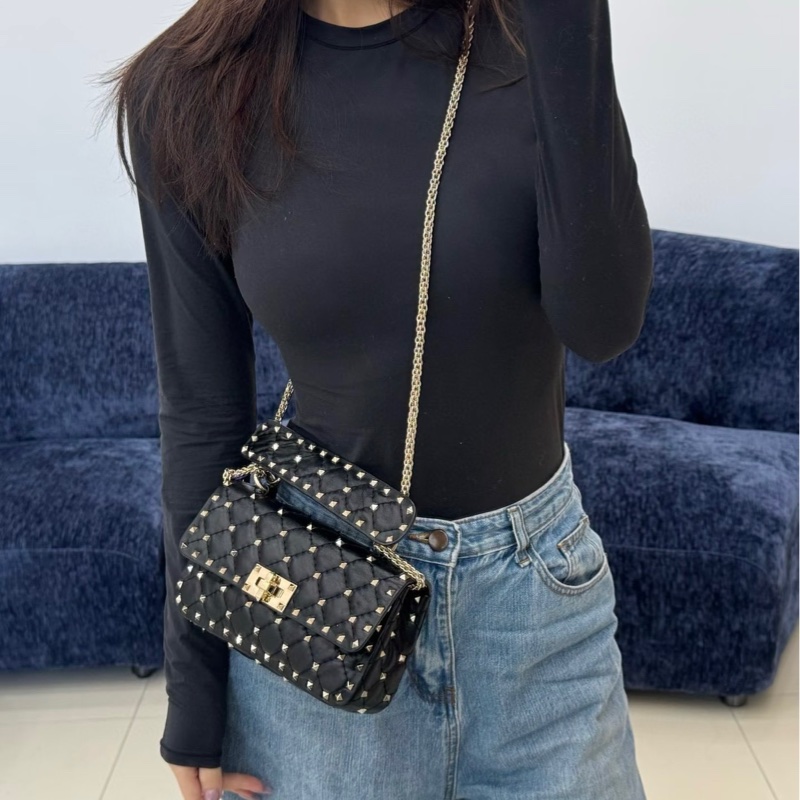 VALENTINO 黑色鉚釘肩背斜背包23*15*7 98新配件塵袋-0