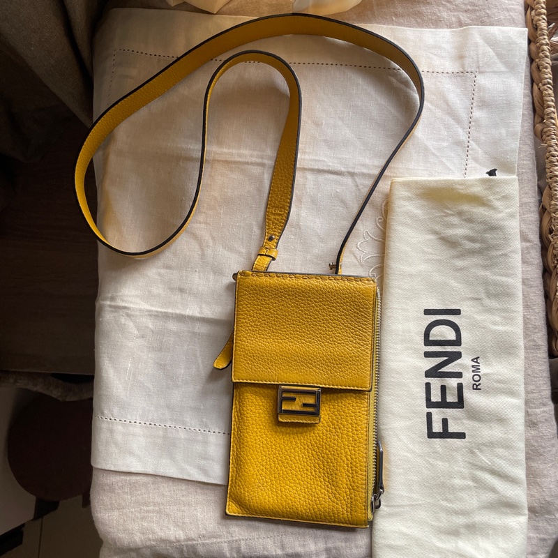 Fendi 🌟手機包/斜背包/ 肩背包/卡包/錢包/腰包/WOC🌟正品🌟況不錯🌟男女皆可🌟黃色招財-9