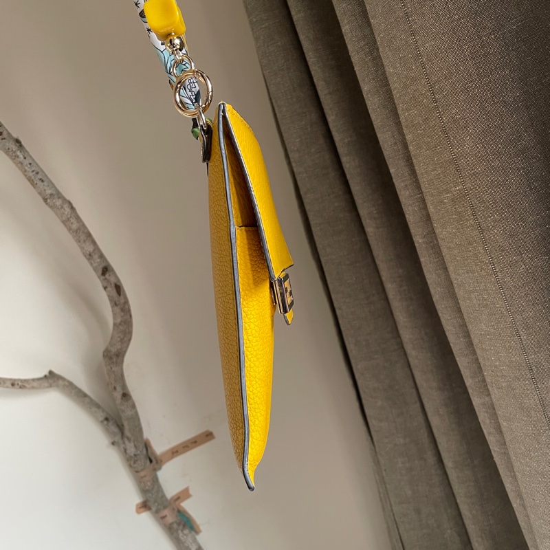 Fendi 🌟手機包/斜背包/ 肩背包/卡包/錢包/腰包/WOC🌟正品🌟況不錯🌟男女皆可🌟黃色招財-12