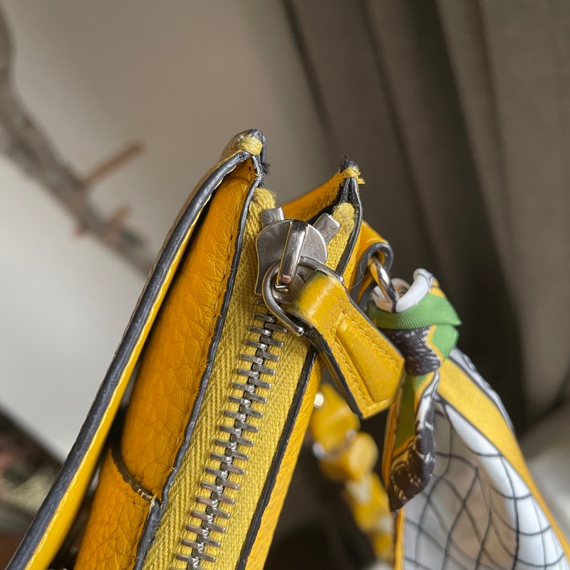 Fendi 🌟手機包/斜背包/ 肩背包/卡包/錢包/腰包/WOC🌟正品🌟況不錯🌟男女皆可🌟黃色招財-15