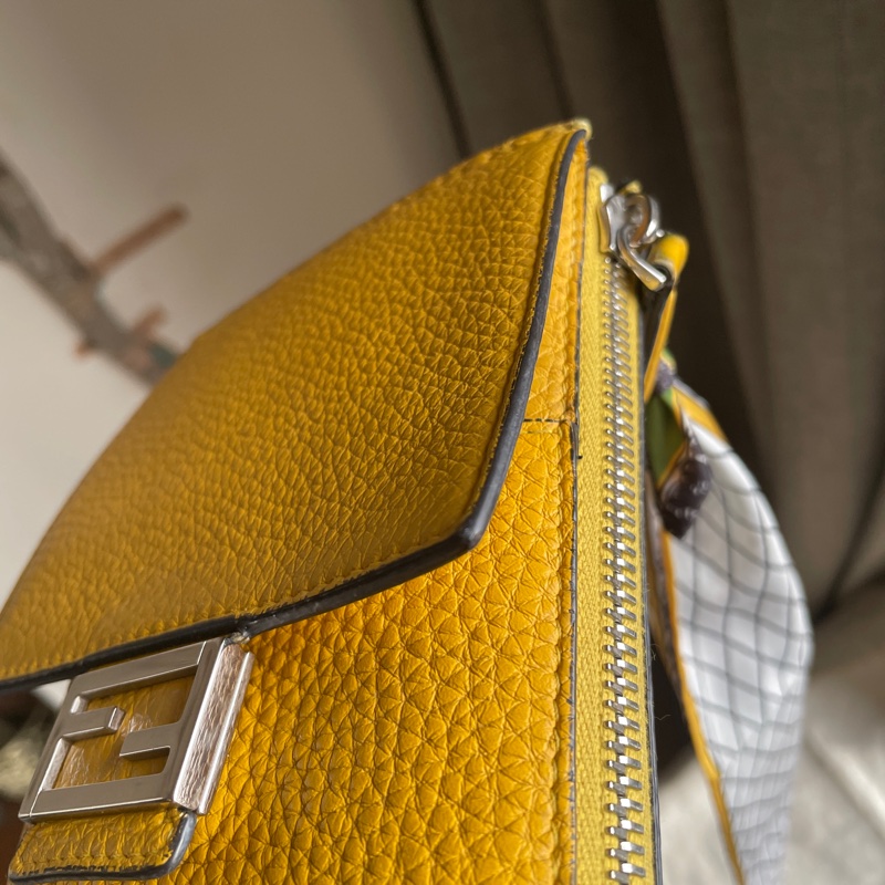 Fendi 🌟手機包/斜背包/ 肩背包/卡包/錢包/腰包/WOC🌟正品🌟況不錯🌟男女皆可🌟黃色招財-16
