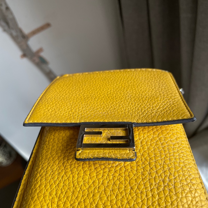 Fendi 🌟手機包/斜背包/ 肩背包/卡包/錢包/腰包/WOC🌟正品🌟況不錯🌟男女皆可🌟黃色招財-18