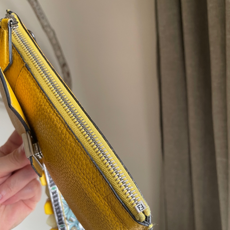 Fendi 🌟手機包/斜背包/ 肩背包/卡包/錢包/腰包/WOC🌟正品🌟況不錯🌟男女皆可🌟黃色招財-21