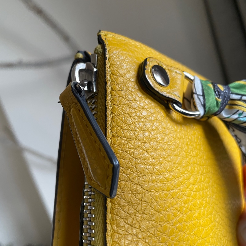 Fendi 🌟手機包/斜背包/ 肩背包/卡包/錢包/腰包/WOC🌟正品🌟況不錯🌟男女皆可🌟黃色招財-23