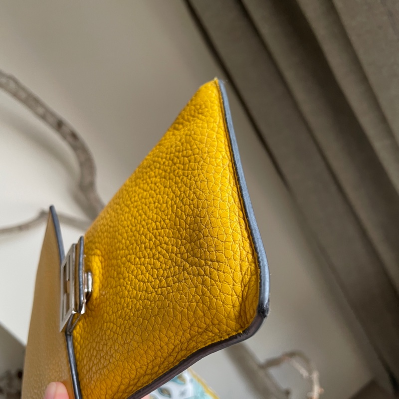 Fendi 🌟手機包/斜背包/ 肩背包/卡包/錢包/腰包/WOC🌟正品🌟況不錯🌟男女皆可🌟黃色招財-24