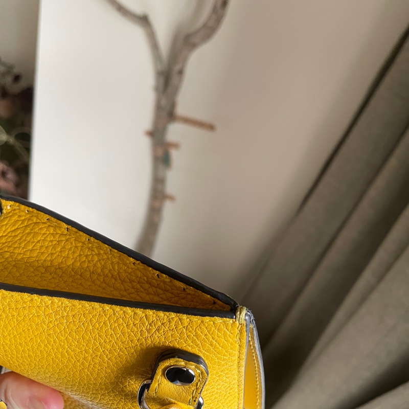 Fendi 🌟手機包/斜背包/ 肩背包/卡包/錢包/腰包/WOC🌟正品🌟況不錯🌟男女皆可🌟黃色招財-28