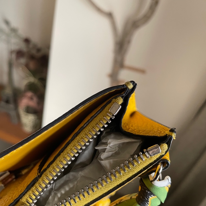 Fendi 🌟手機包/斜背包/ 肩背包/卡包/錢包/腰包/WOC🌟正品🌟況不錯🌟男女皆可🌟黃色招財-29