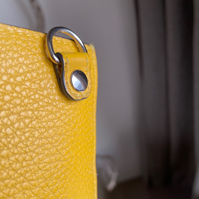 Fendi 🌟手機包/斜背包/ 肩背包/卡包/錢包/腰包/WOC🌟正品🌟況不錯🌟男女皆可🌟黃色招財-32