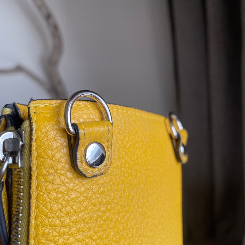 Fendi 🌟手機包/斜背包/ 肩背包/卡包/錢包/腰包/WOC🌟正品🌟況不錯🌟男女皆可🌟黃色招財-33