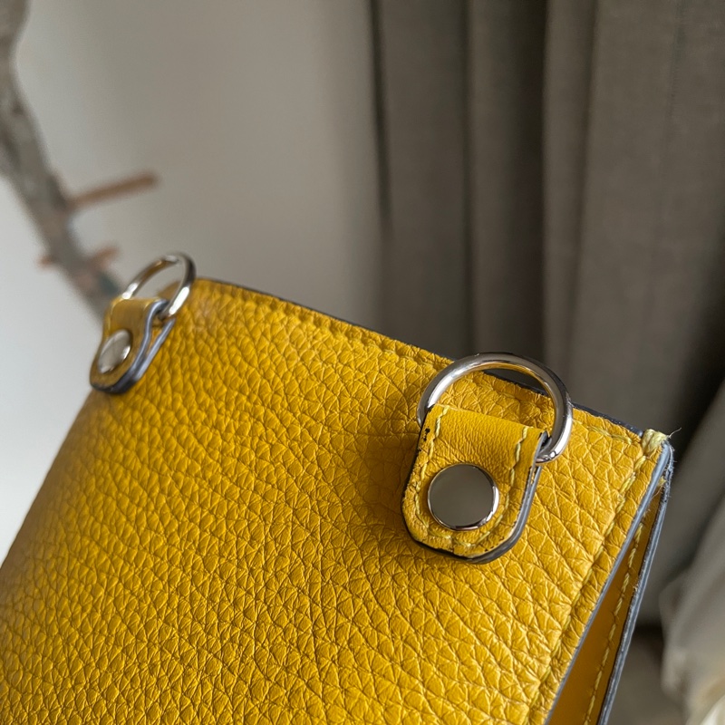 Fendi 🌟手機包/斜背包/ 肩背包/卡包/錢包/腰包/WOC🌟正品🌟況不錯🌟男女皆可🌟黃色招財-34