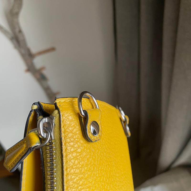 Fendi 🌟手機包/斜背包/ 肩背包/卡包/錢包/腰包/WOC🌟正品🌟況不錯🌟男女皆可🌟黃色招財-36