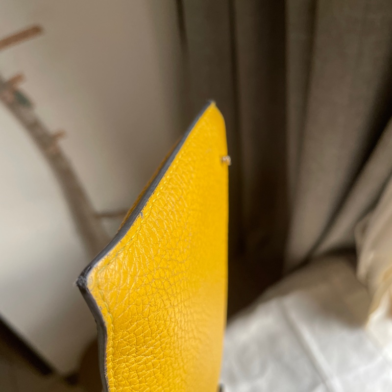 Fendi 🌟手機包/斜背包/ 肩背包/卡包/錢包/腰包/WOC🌟正品🌟況不錯🌟男女皆可🌟黃色招財-38