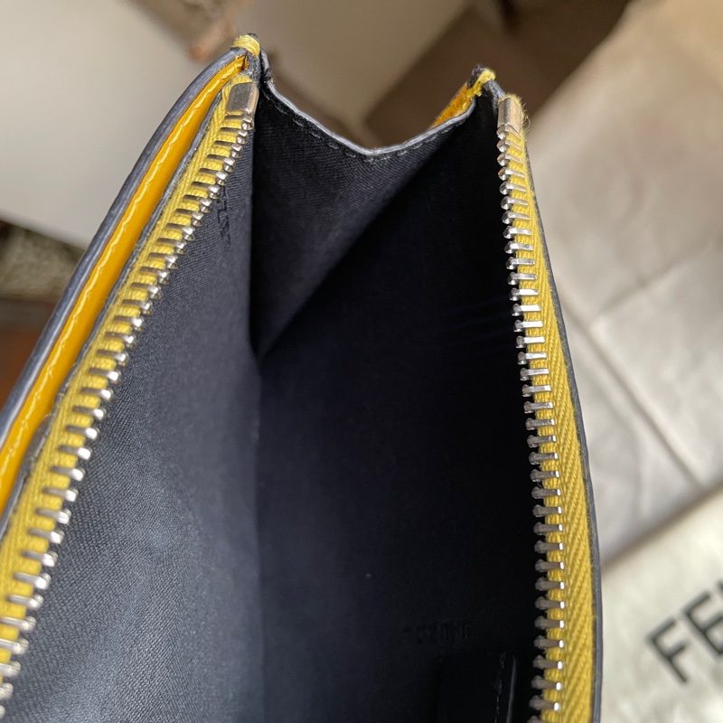 Fendi 🌟手機包/斜背包/ 肩背包/卡包/錢包/腰包/WOC🌟正品🌟況不錯🌟男女皆可🌟黃色招財-44