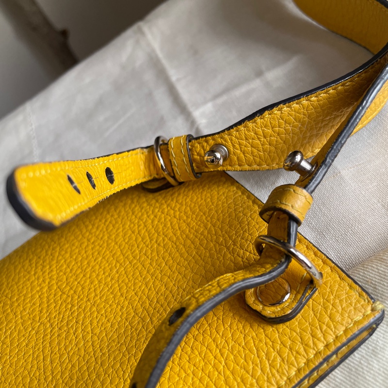 Fendi 🌟手機包/斜背包/ 肩背包/卡包/錢包/腰包/WOC🌟正品🌟況不錯🌟男女皆可🌟黃色招財-54