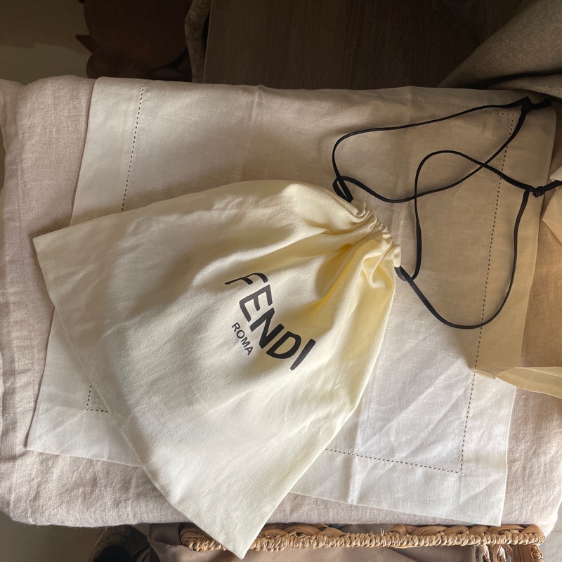 Fendi 🌟手機包/斜背包/ 肩背包/卡包/錢包/腰包/WOC🌟正品🌟況不錯🌟男女皆可🌟黃色招財-56