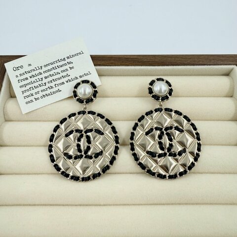 CHANEL - 金色圓形菱格皮穿鍊耳環