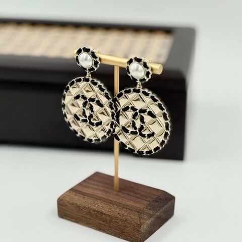 CHANEL - 金色圓形菱格皮穿鍊耳環