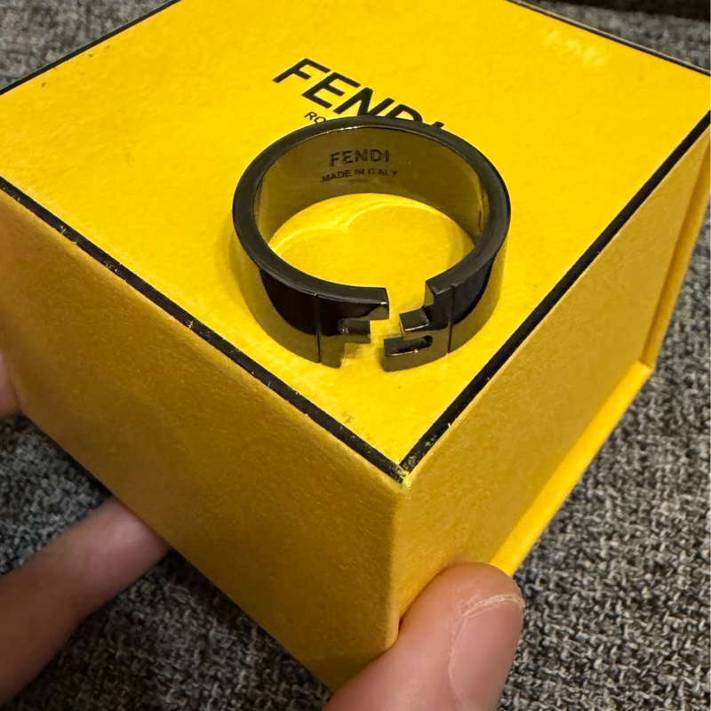 全新未使用FENDI 碳灰男款戒指-1