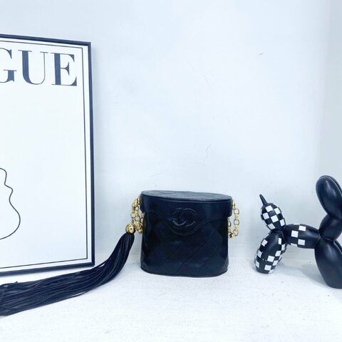 【CHANEL】香奈兒 Lambskin Chain Shoulder 黑色 金扣 雕花鏈流蘇化妝包 15x6x13 正品（二手）