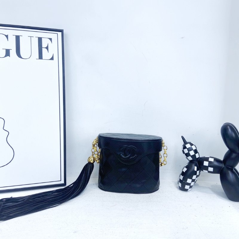 【CHANEL】香奈兒 Lambskin Chain Shoulder 黑色 金扣 雕花鏈流蘇化妝包 15x6x13 正品（二手）-0