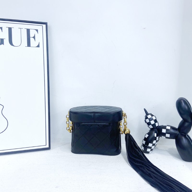 【CHANEL】香奈兒 Lambskin Chain Shoulder 黑色 金扣 雕花鏈流蘇化妝包 15x6x13 正品（二手）-1