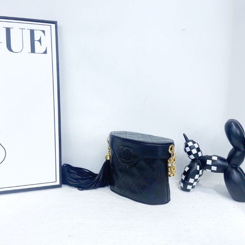 【CHANEL】香奈兒 Lambskin Chain Shoulder 黑色 金扣 雕花鏈流蘇化妝包 15x6x13 正品（二手）-2