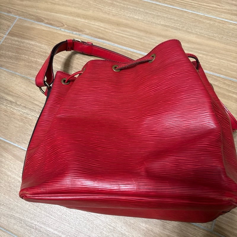 LV紅色水波紋水桶包-1