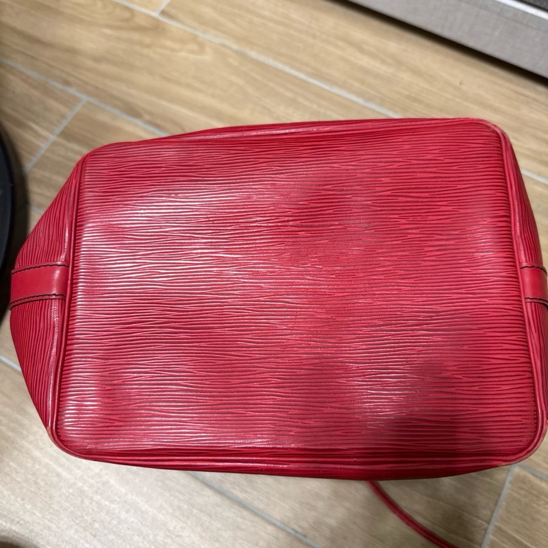 LV紅色水波紋水桶包-5