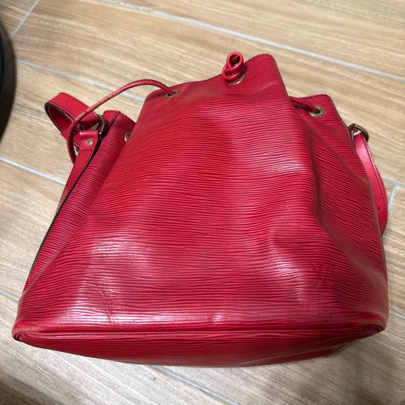 LV紅色水波紋水桶包-6