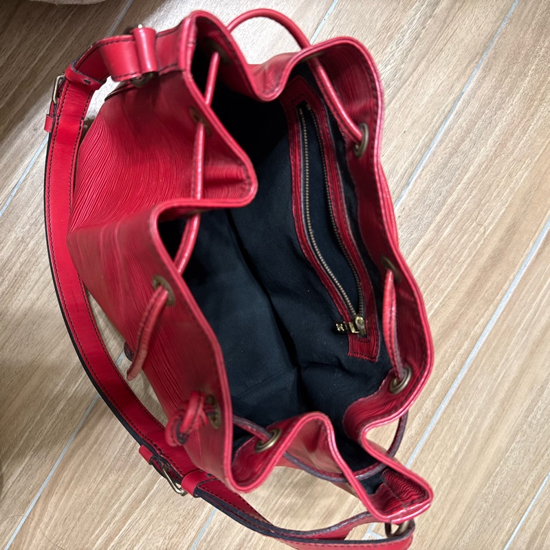 LV紅色水波紋水桶包-9