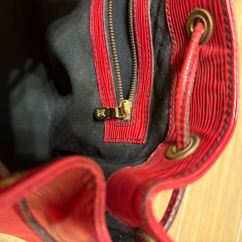 LV紅色水波紋水桶包-10