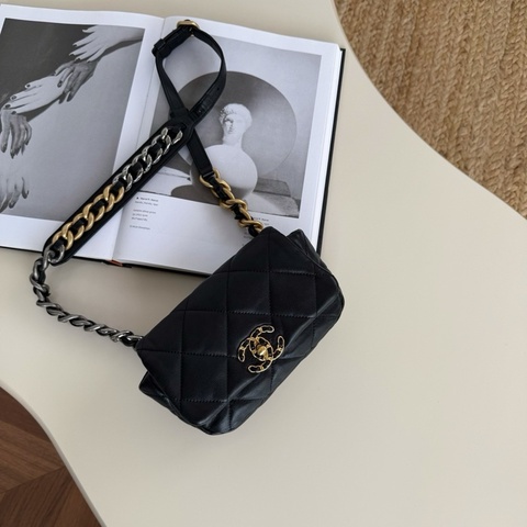 Chanel 黑金 19 Bag 腰包