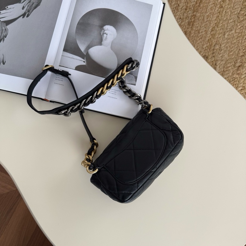 Chanel 黑金 19 Bag 腰包-1