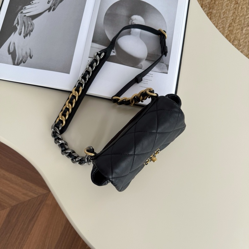 Chanel 黑金 19 Bag 腰包-2