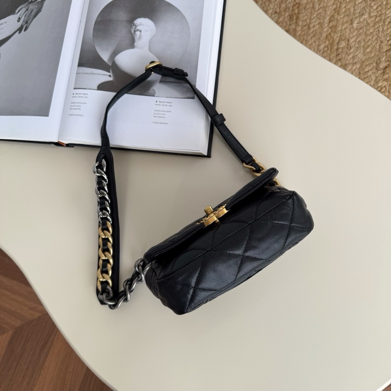 Chanel 黑金 19 Bag 腰包-3