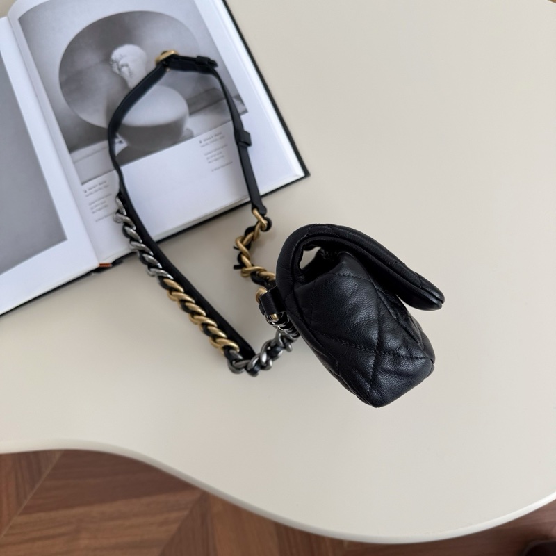 Chanel 黑金 19 Bag 腰包-4