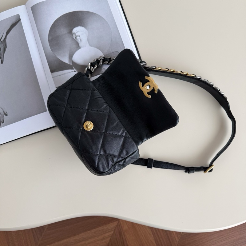Chanel 黑金 19 Bag 腰包-5
