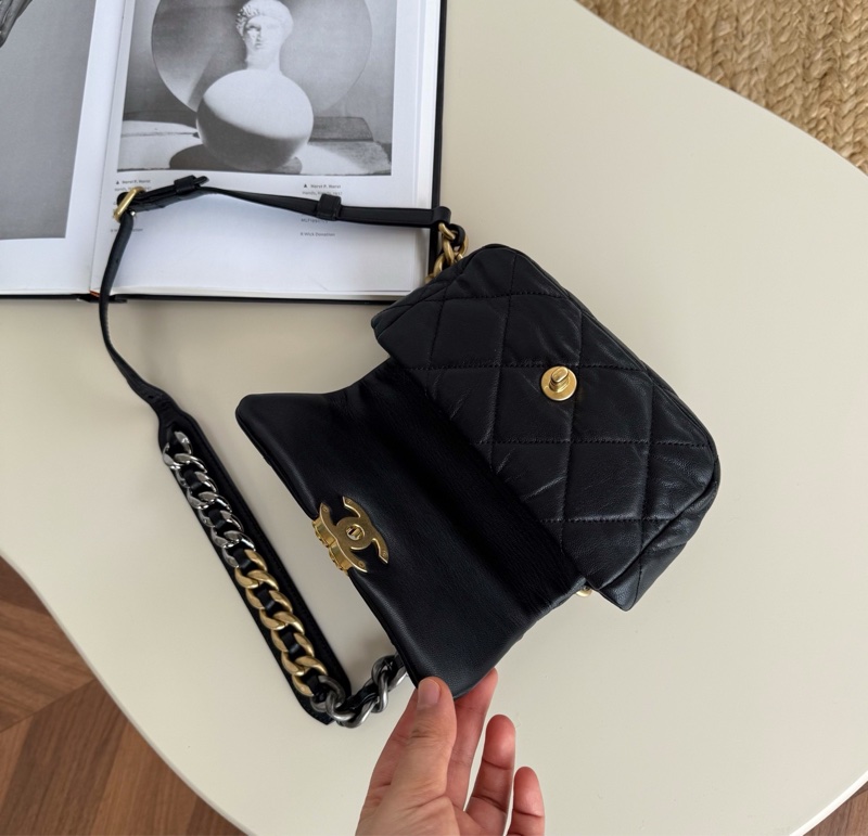 Chanel 黑金 19 Bag 腰包-6