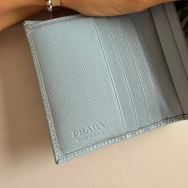 Prada 寶寶藍短夾-2