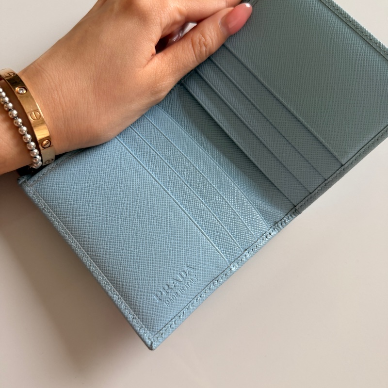 Prada 寶寶藍短夾-3
