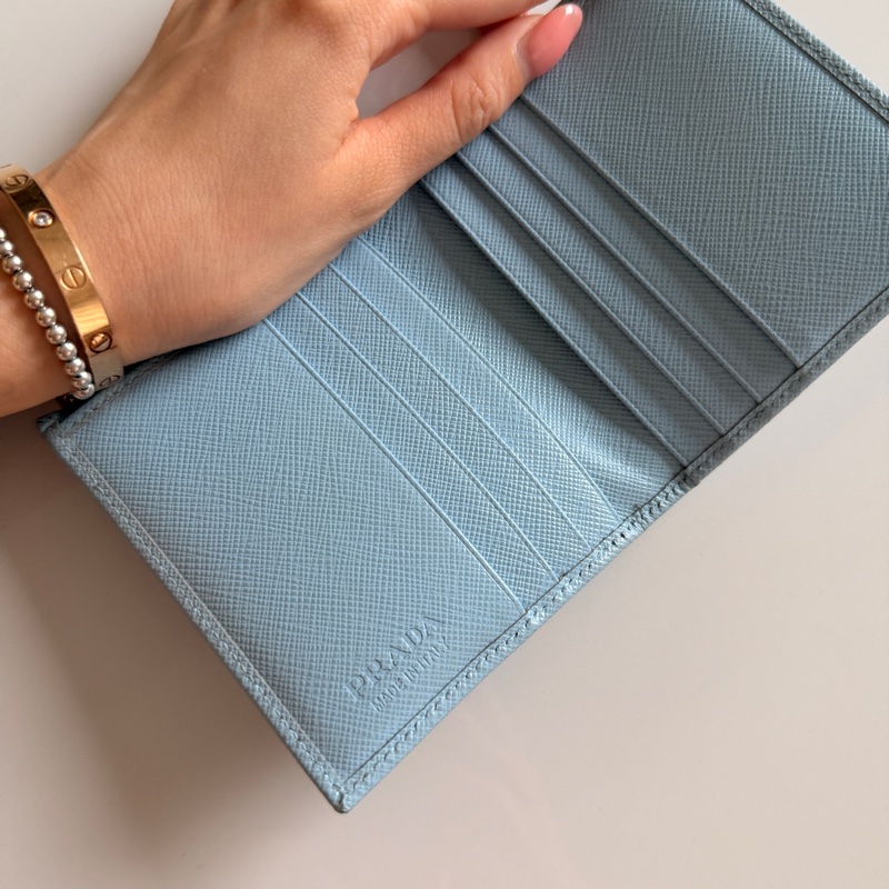 Prada 寶寶藍短夾-4