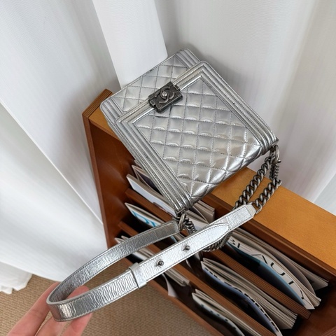 Chanel 銀色竪版 Leboy