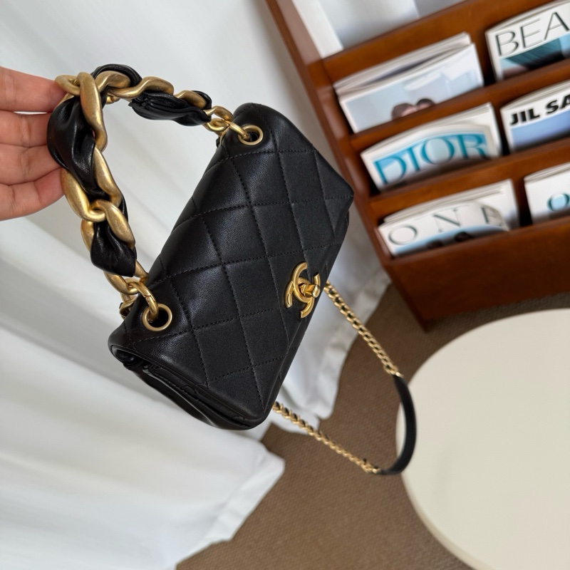 Chanel 黑金粗鏈條大 Mini-4