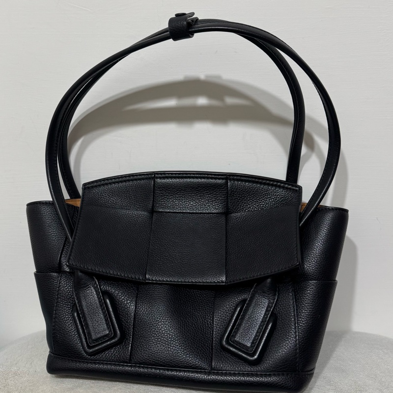 Bottega Veneta Arco33黑色手提腋下包-1