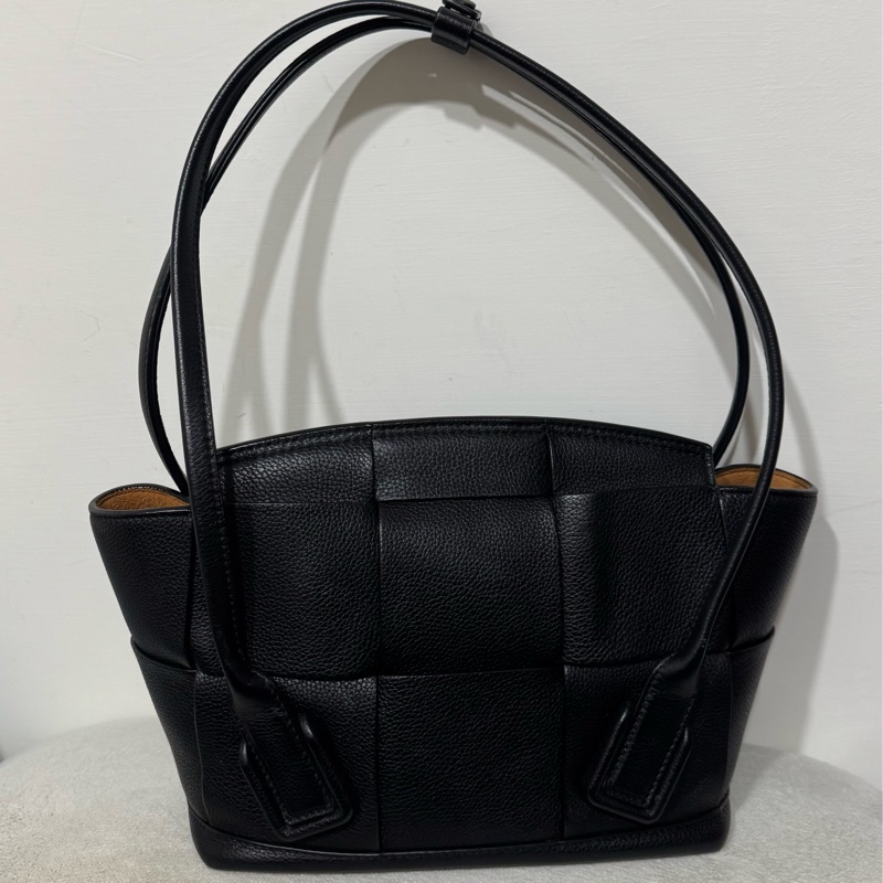 Bottega Veneta Arco33黑色手提腋下包-2