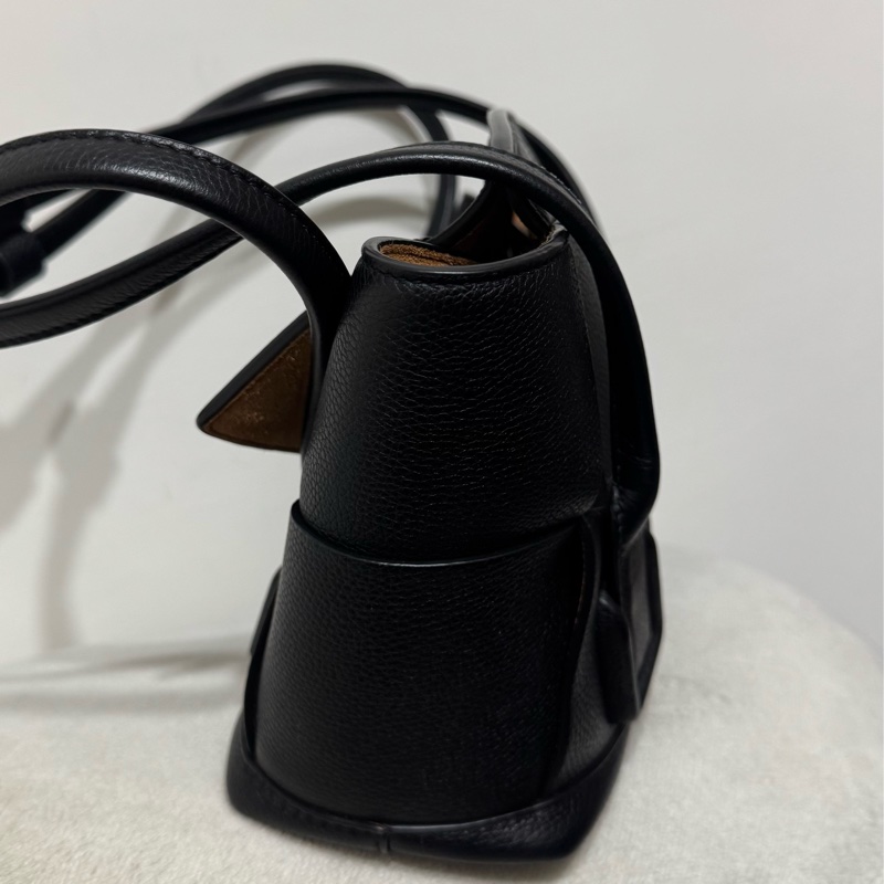 Bottega Veneta Arco33黑色手提腋下包-3