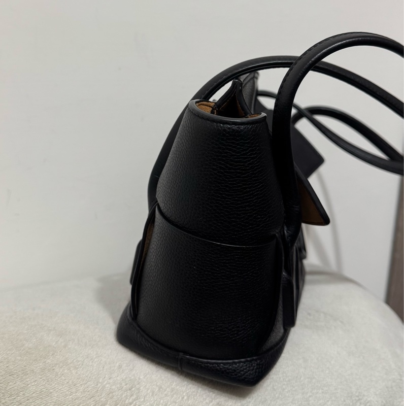 Bottega Veneta Arco33黑色手提腋下包-4
