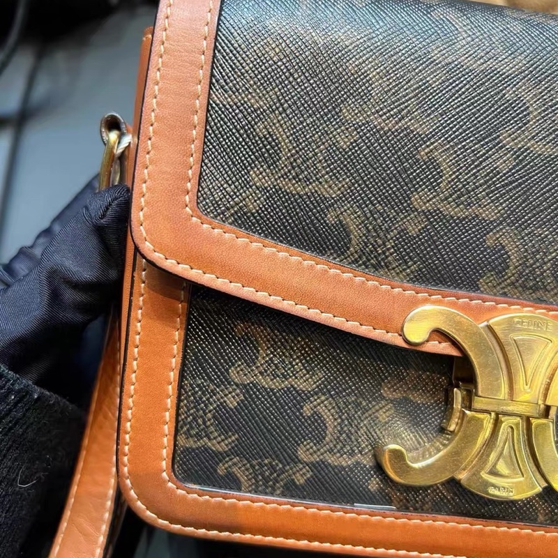 【95%新 ✨ 全網最低價！】Celine Teen 凱旋門 老花 豆腐包-1